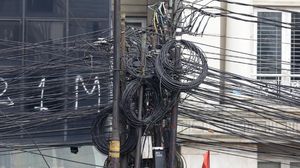 Kabel Semrawut di Mampang Belum Juga Diturunkan