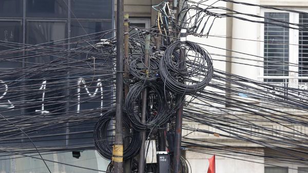 Kabel Semrawut di Mampang Belum Juga Diturunkan