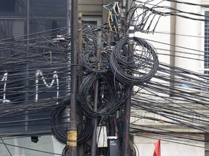 Pindahkan Kabel Telpon ke Bawah Tanah, DKI-Surabaya Bisa Contoh Yogya Pindahkan Kabel Telpon ke Bawah Tanah, DKI-Surabaya Bisa Contoh Yogya