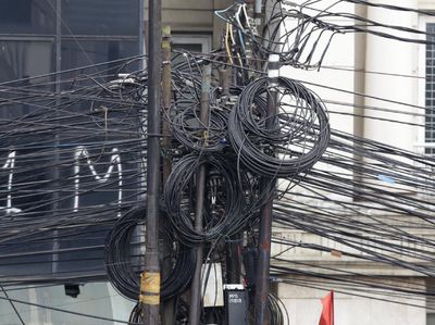 Kabel Semrawut di Mampang Belum Juga Diturunkan