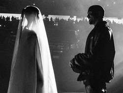 Lagi Proses Cerai, Kim Kardashian Jadi Pengantin di Konser Kanye West