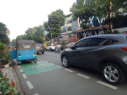 Parah! Jalur Sepeda di Jl Melawai Jaksel Malah Jadi Tempat Parkir Bajaj-Ojol