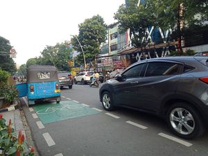 Parah! Jalur Sepeda di Jl Melawai Jaksel Malah Jadi Tempat Parkir Bajaj-Ojol Parah! Jalur Sepeda di Jl Melawai Jaksel Malah Jadi Tempat Parkir Bajaj-Ojol