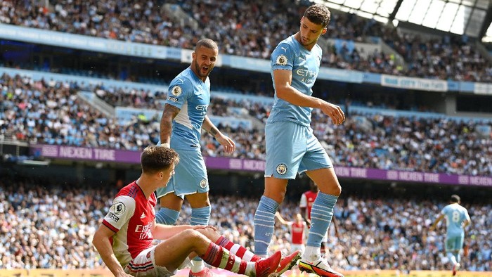 MANCHESTER, ENGLAND - AUGUST 28: Ruben Dias of Manchester City looks on at Kieran Tierney of Arsenal who goes down during the Premier League match between Manchester City and Arsenal at Etihad Stadium on August 28, 2021 in Manchester, England. (Photo by Shaun Botterill/Getty Images )