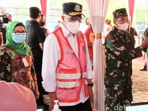 Menhub Budi Karya Pantau Vaksinasi COVID-19 di Purworejo