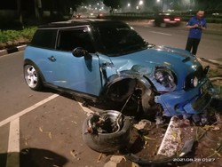Kecelakaan Tengah Malam di Senayan, Mini Cooper Ringsek-Ban Copot