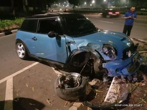 Kecelakaan Tengah Malam di Senayan, Mini Cooper Ringsek-Ban Copot Kecelakaan Tengah Malam di Senayan, Mini Cooper Ringsek-Ban Copot