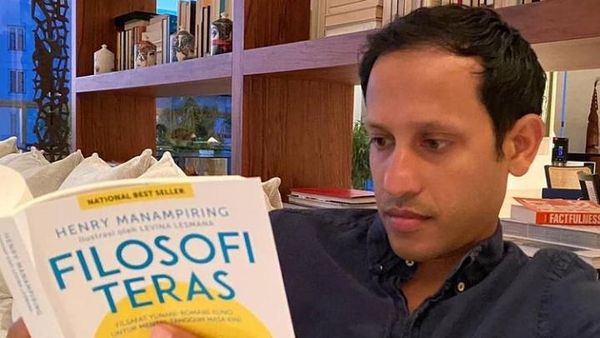 7 Potret Menteri Nadiem Akrab dengan Buku