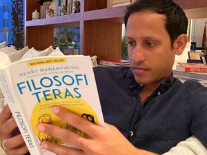7 Potret Menteri Nadiem Akrab dengan Buku