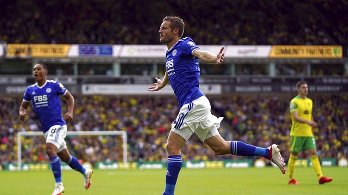 Leicester Citys Jamie Vardy celebrates scoring their sides first goal of the game during the English Premier League soccer match between Norwich City and Leicester City at Carrow Road, Norwich, England, Saturday, Aug. 28, 2021. (Joe Giddens/PA via AP)