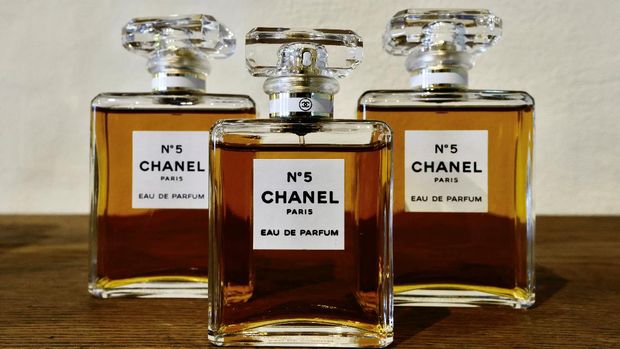 Bottles of Chanel No.5 perfume are seen in Pegomas near Grasse, in southern France, August 26, 2021. Picture taken August 26, 2021. REUTERS/Eric Gaillard