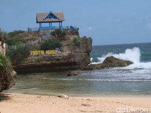 Pantai Kukup Jeda Sejenak dari Riuh Wisatawan