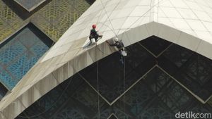 Pekerja Gelantungan Bersihkan Eksterior Masjid Al Jabbar Bandung