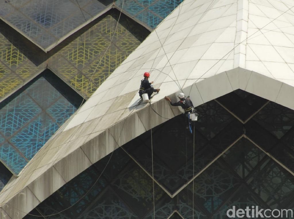 Pekerja Gelantungan Bersihkan Eksterior Masjid Al Jabbar Bandung Pekerja Gelantungan Bersihkan Eksterior Masjid Al Jabbar Bandung