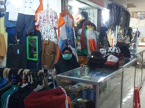 Jelang Sekolah Tatap Muka, Penjualan Seragam SD-SMA di Surabaya Masih Sepi Jelang Sekolah Tatap Muka, Penjualan Seragam SD-SMA di Surabaya Masih Sepi