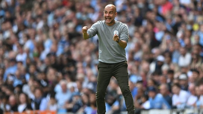 MANCHESTER, ENGLAND - AUGUST 28: Pep Guardiola, Manager of Manchester City gives instructions to their side  during the Premier League match between Manchester City and Arsenal at Etihad Stadium on August 28, 2021 in Manchester, England. (Photo by Shaun Botterill/Getty Images )