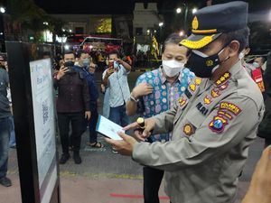 Polisi Sidoarjo Pantau Penerapan Aplikasi PeduliLindungi Pengunjung Mal