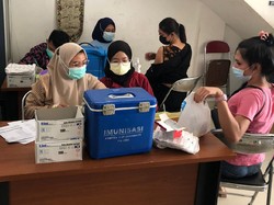 Suka Cita Waria di Surabaya Dapat Jatah Vaksinasi COVID-19