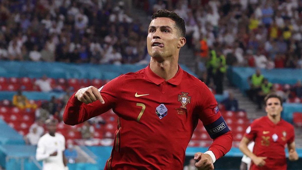 Manchester United dikabarkan akan menggaji Cristiano Ronaldo sekitar Rp 9,5 miliar sepekan. (Foto: AFP/BERNADETT SZABO)