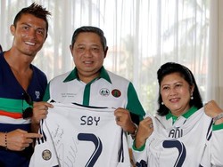 Melihat Lagi Momen SBY Terima Jersey Ronaldo dan Tanam Mangrove Bareng