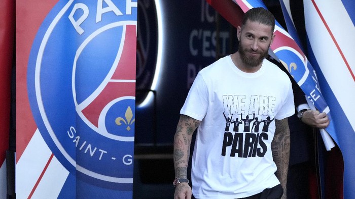 PSGs Sergio Ramos smiles during players presentation before the French League One soccer match between Paris Saint Germain and Strasbourg, at the Parc des Princes stadium in Paris, Saturday, Aug. 14, 2021. (AP Photo/Francois Mori)