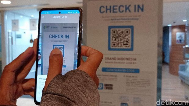 Berdasarkan aplikasi peduli lindungi pukul 14.17 sebanyak 8.351 orang berada di Grand Indonesia dari total kapasitas 140.238 selama PPKM Level 3.