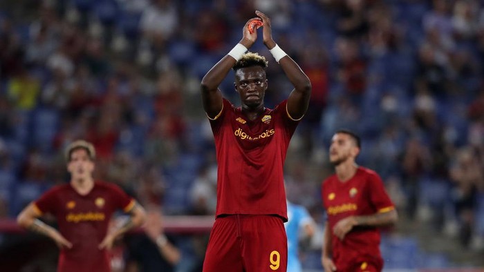 ROME, ITALY - AUGUST 26:  Tammy Abraham of AS Roma acknowledges the fans during the UEFA Conference League Play-Offs Leg Two match between AS Roma and Trabzonspor at Olimpico Stadium on August 26, 2021 in Rome, Italy.  (Photo by Paolo Bruno/Getty Images)