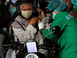 Efek Samping Vaksin Corona Lebih Kecil dari Risiko Terinfeksi COVID