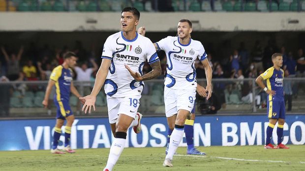 Verona vs Inter Milan Inter Milan's Joaquin Correa, left, celebrates scoring a goal during the Italian Serie A soccer match between Hellas Verona and Inter Milan, at the Bentegodi stadium in Verona, Italy, Friday, Aug. 27, 2021. (Paola Garbuio/LaPresse via AP)