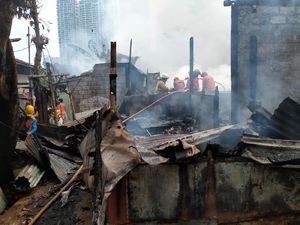 10 Rumah Kontrakan di Cipete Terbakar, 18 Mobil Damkar Meluncur