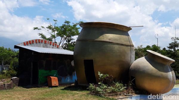 Foto Desa Wisata Ini Punya Ikon Gentong Raksasa!