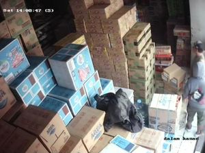 Rekaman CCTV Maling Bugil Gasak Duit Rp 4 Juta dari Kios di Konawe