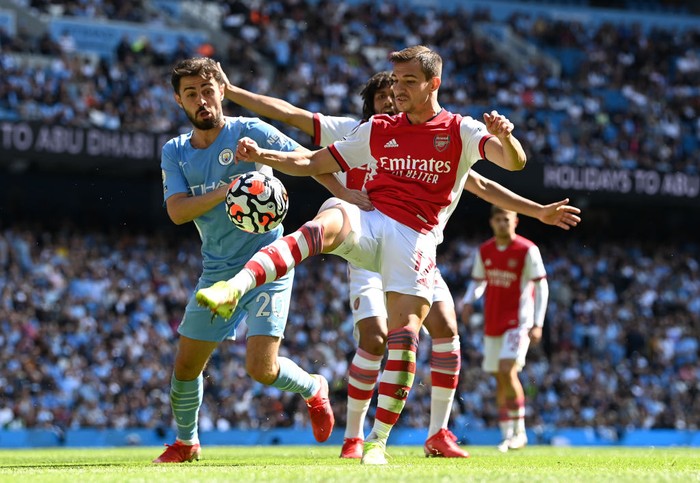 MANCHESTER, ENGLAND - AUGUST 28: Cedric Soares of Arsenal controls the ball under pressure from Bernardo Silva of Manchester City during the Premier League match between Manchester City and Arsenal at Etihad Stadium on August 28, 2021 in Manchester, England. (Photo by Shaun Botterill/Getty Images )