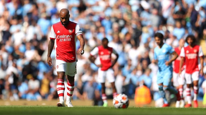 MANCHESTER, ENGLAND - AUGUST 28: Alexandre Lacazette of Arsenal cuts a dejected figure after conceding a fifth goal during the Premier League match between Manchester City and Arsenal at Etihad Stadium on August 28, 2021 in Manchester, England. (Photo by Catherine Ivill/Getty Images)