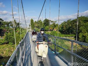 Asyiknya Keliling Kota Naik Vespa di Yogyakarta