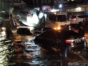 Samarinda Banjir Akibat Hujan Deras, Tinggi Air Capai 40-60 Cm