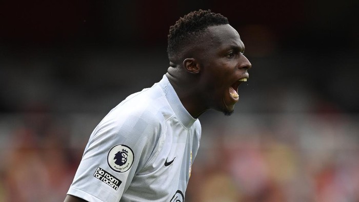 LONDON, ENGLAND - AUGUST 22: Edouard Mendy of Chelsea in action during the Premier League match between Arsenal  and  Chelsea at Emirates Stadium on August 22, 2021 in London, England. (Photo by Michael Regan/Getty Images)