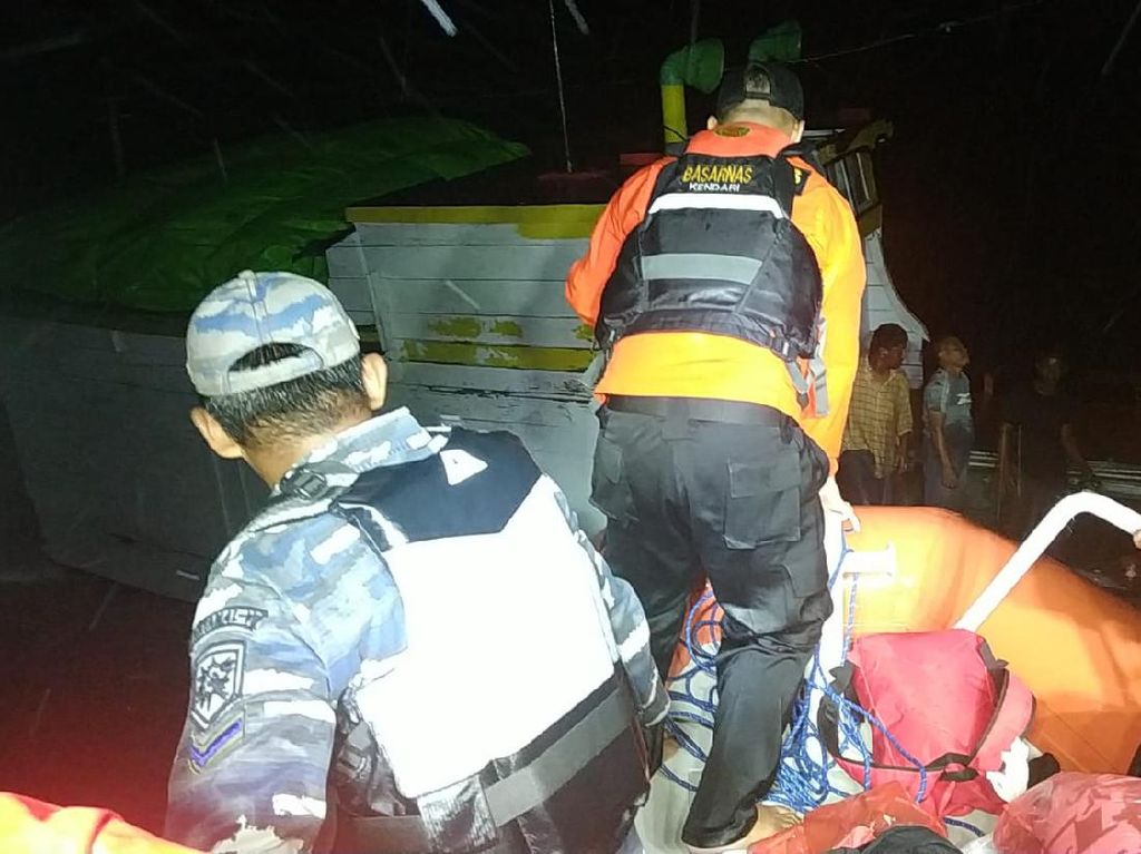Kapal Bocor di Sekitar Karang Kapota Wakatobi, 8 Penumpang Dievakuasi