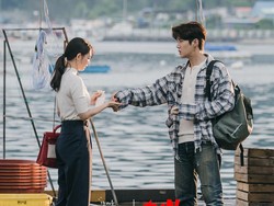 Hometown Cha-Cha-Cha: Drakor Komedi Romantis yang Nggak Perlu Mikir