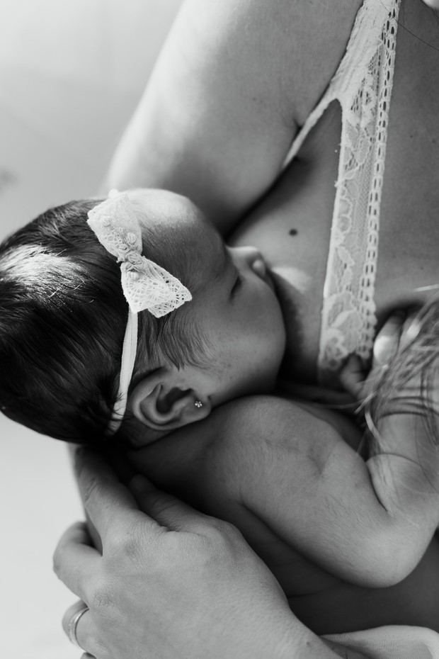 Ibu Menyusui Bayi/ Foto: Unsplash/ Lucas Mendes Ibu menyusui bayinya