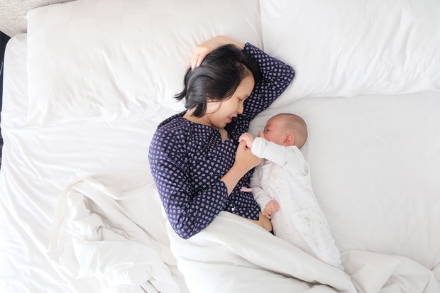 ilustrasi anak dan ibu /Foto: Unsplash/ Kevin Liang ibu dan anak yang baru dilahirkan