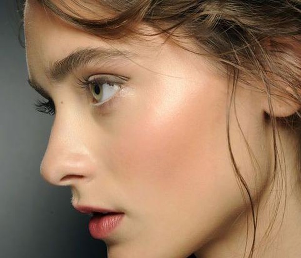 Ilustrasi penggunaan blush on tepat di atas tulang/Pinterest.com/Glamour Ilustrasi penggunaan blush on tepat di atas tulang/Pinterest.com/Glamour