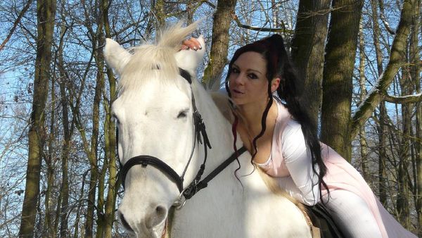 Ini Model Seksi yang Diterkam 2 Macan Tutul Saat Pemotretan