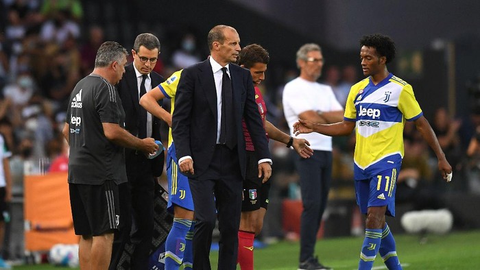 UDINE, ITALY - AUGUST 22: Massimiliano Allegri head coach of Juventus and Juan Quadrado of Juventus during the Serie A match between Udinese Calcio v Juventus at Dacia Arena on August 22, 2021 in Udine, Italy. (Photo by Alessandro Sabattini/Getty Images)