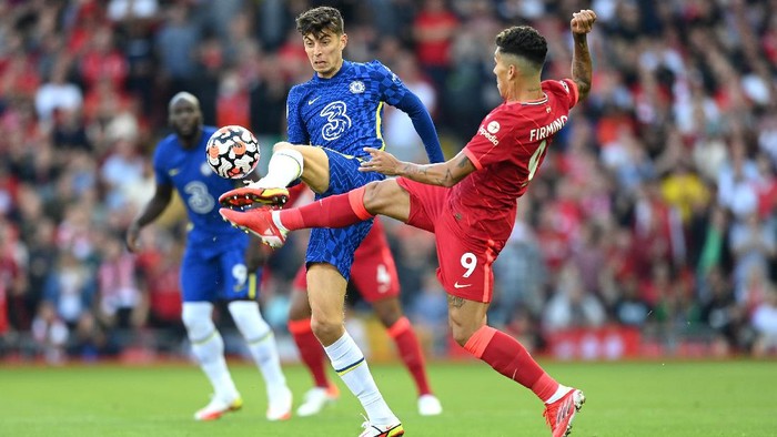 LIVERPOOL, ENGLAND - AUGUST 28: Roberto Firmino of Liverpool battles for possession with Kai Havertz of Chelsea during the Premier League match between Liverpool  and  Chelsea at Anfield on August 28, 2021 in Liverpool, England. (Photo by Michael Regan/Getty Images)