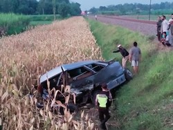 Mobil di Kediri Ringsek Tertabrak Kereta Api hingga Pengemudinya Tewas
