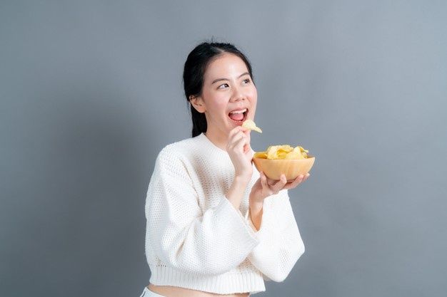 Ketahui Kepribadian Berdasarkan Camilan Favorit, Benarkah Si Ambisius Suka Keripik Kentang?/Foto: freepik.com Ketahui Kepribadian Berdasarkan Camilan Favorit, Benarkah Si Ambisius Suka Keripik Kentang?/Foto: freepik.com