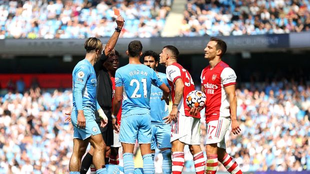MANCHESTER, ENGLAND - AUGUST 28: Referee Martin Atkinson awards Granit Xhaka of Arsenal a red card during the Premier League match between Manchester City and Arsenal at Etihad Stadium on August 28, 2021 in Manchester, England. (Photo by Catherine Ivill/Getty Images)