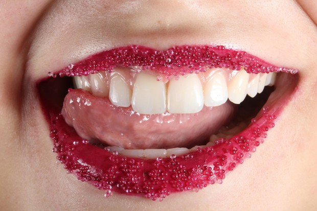 Lip Scrub /Foto: Unsplash/ Rafael Rocha Rutin menggunakan lip scrub akan membuat bibir merah merona