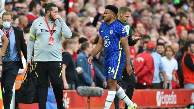 Soccer Football - Premier League - Liverpool v Chelsea - Anfield, Liverpool, Britain - August 28, 2021 Chelsea's Reece James walks off the pitch after receiving a red card REUTERS/Peter Powell EDITORIAL USE ONLY. No use with unauthorized audio, video, data, fixture lists, club/league logos or 'live' services. Online in-match use limited to 75 images, no video emulation. No use in betting, games or single club /league/player publications.  Please contact your account representative for further details.